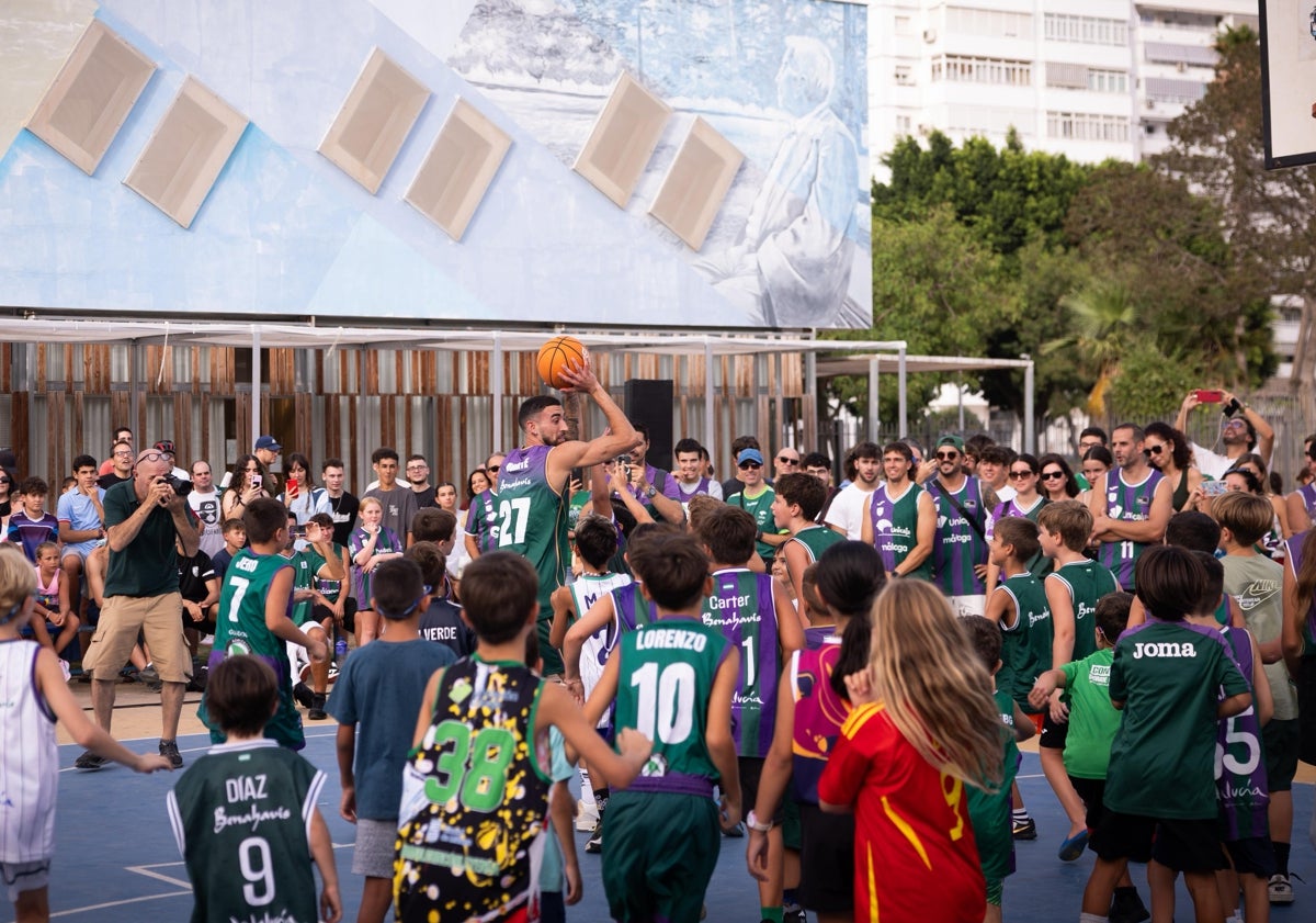 Imagen principal - Chris Duarte conquista el corazón de la 'Marea Verde' en su llegada a Málaga